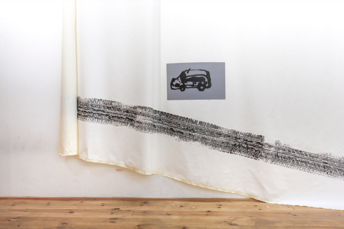 個展「hit-and-miss」展示風景 4｜2024｜タイヤの拓本、今もどこかで走ってる｜拓本、アルミ版リトグラフ｜油性インク、キャンバス、いづみ紙