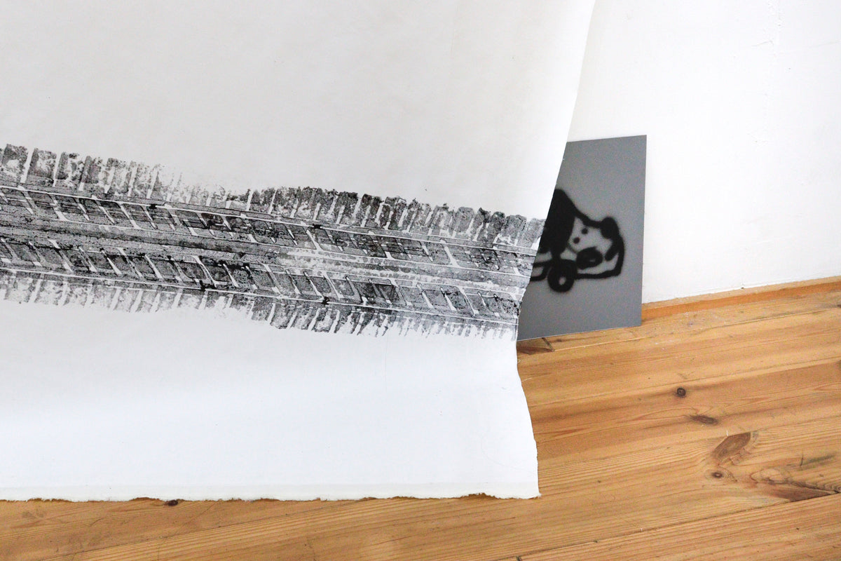 個展「hit-and-miss」展示風景 5｜2024｜タイヤの拓本、今もどこかで走ってる｜拓本、アルミ版リトグラフ｜油性インク、キャンバス、いづみ紙