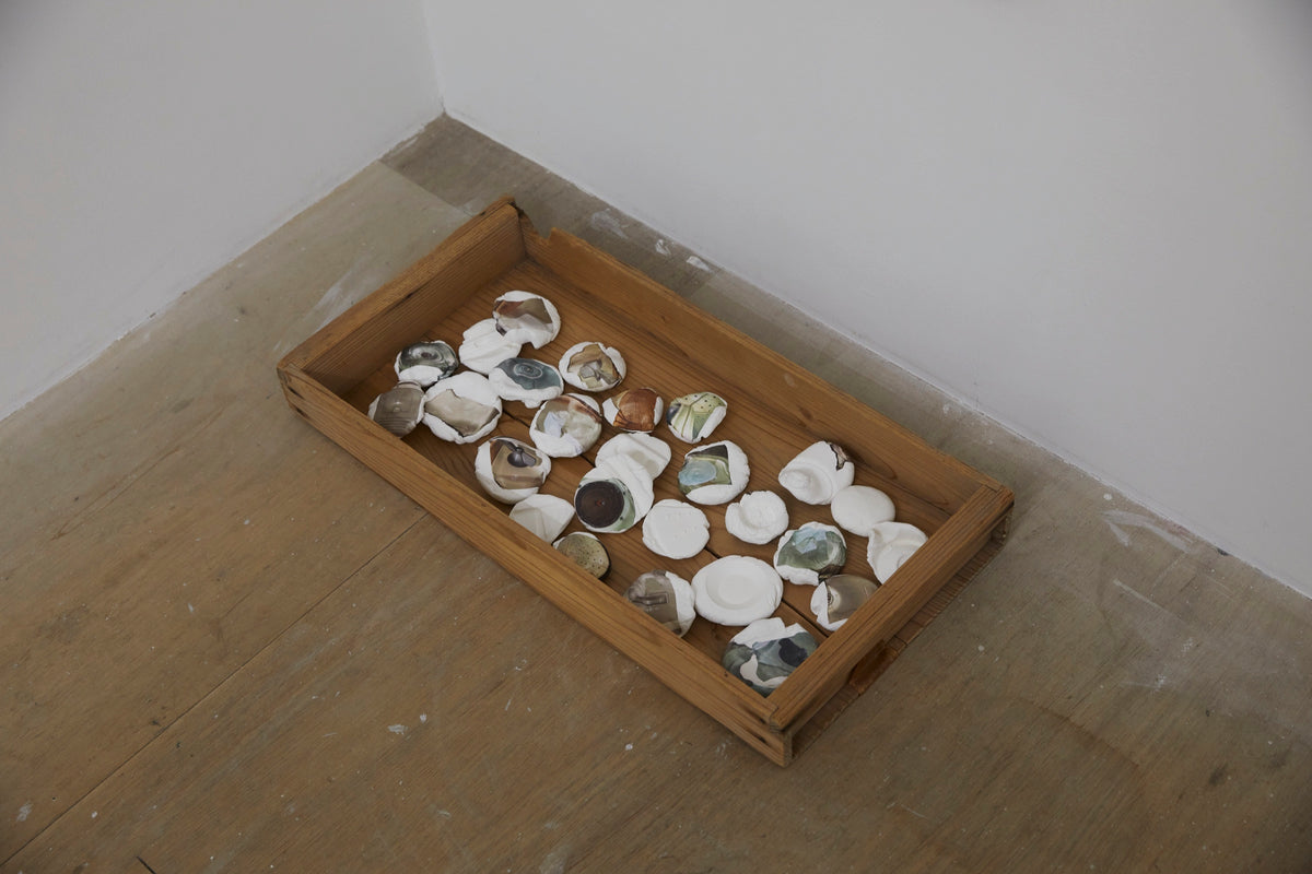 餅は餠屋｜2026｜型取り｜紙粘土、水転写シール｜可変｜撮影：渡辺絵梨奈